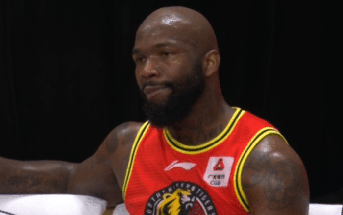 球鞋问题？郭艾伦未现身，辽宁半场轰47：32，琼斯低迷12中1+技犯