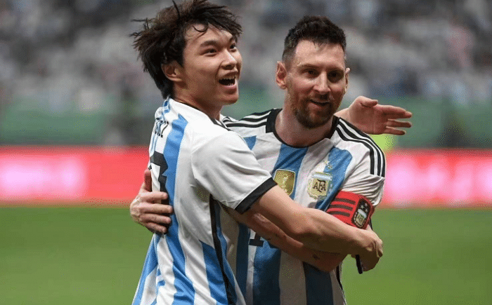 收视率第一！梅西破门点燃球市，大腕云集，前国足队长喜获签名