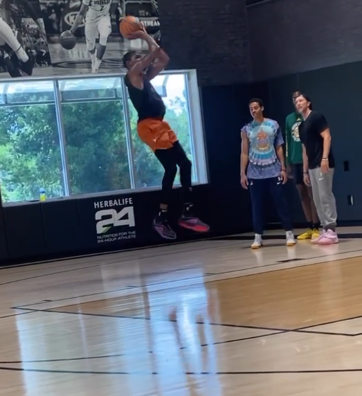 杜兰特普尔合练视频曝光 球迷调侃他们都是被格林踢出勇士队的