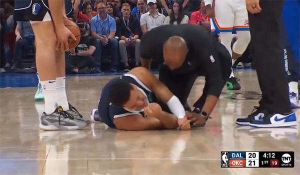 独行侠再遭打击：东契奇受伤，队友痛苦退赛