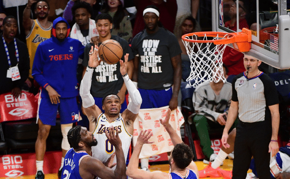 三连败！詹姆斯气愤退场，威少丢绝杀，最大败笔：主帅拒绝暂停