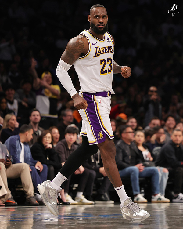 詹皇惊艳表现征服篮网主场，创纪录三分雨刷屏NBA