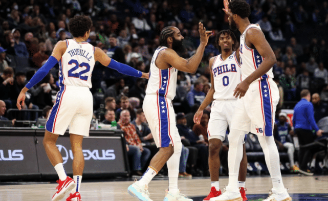 哈登恩比德看录像找问题！76人也有威少？三分命中率太低总被放空