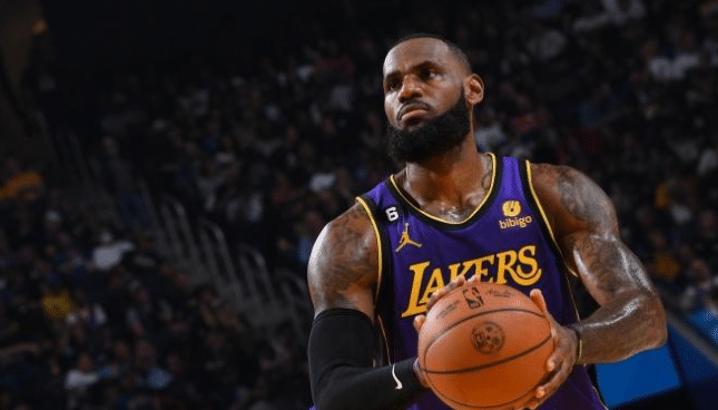 詹姆斯连刷多项历史纪录：31+14仍被勇士打爆 浓眉豪言遭打脸