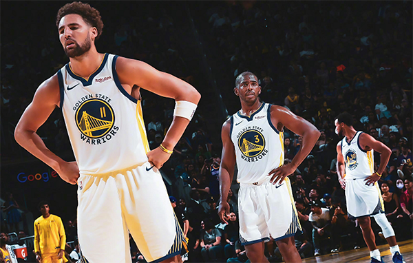 戏剧性！勇士垃圾时间玩花活，计时器罢工，球迷退场骑士给机会