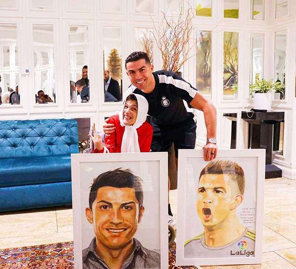 意媒：C罗在伊朗拥抱和亲吻残疾女画家 涉嫌通奸或被判鞭刑