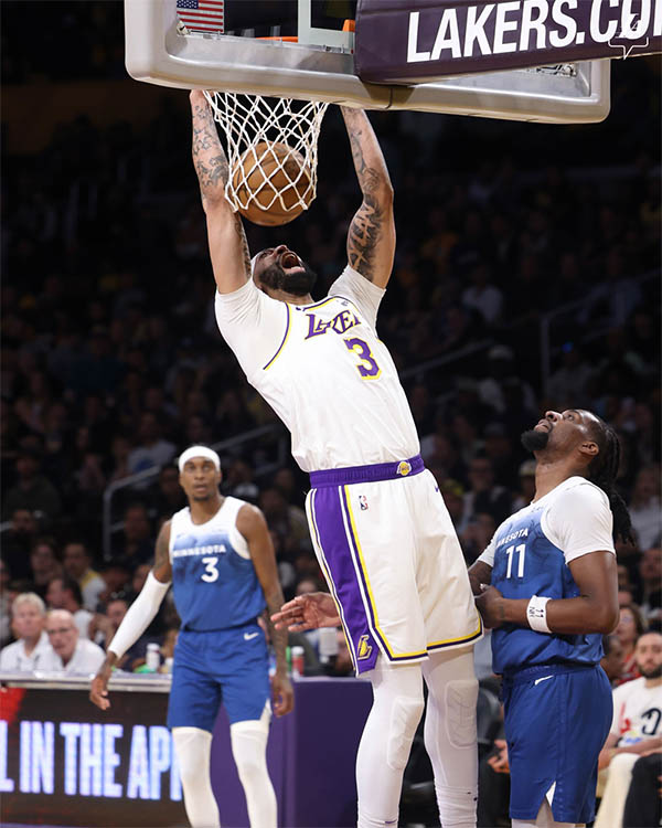 浓眉27+25+7断+3帽刷爆纪录：血染战袍统治攻防 现场为他高呼MVP