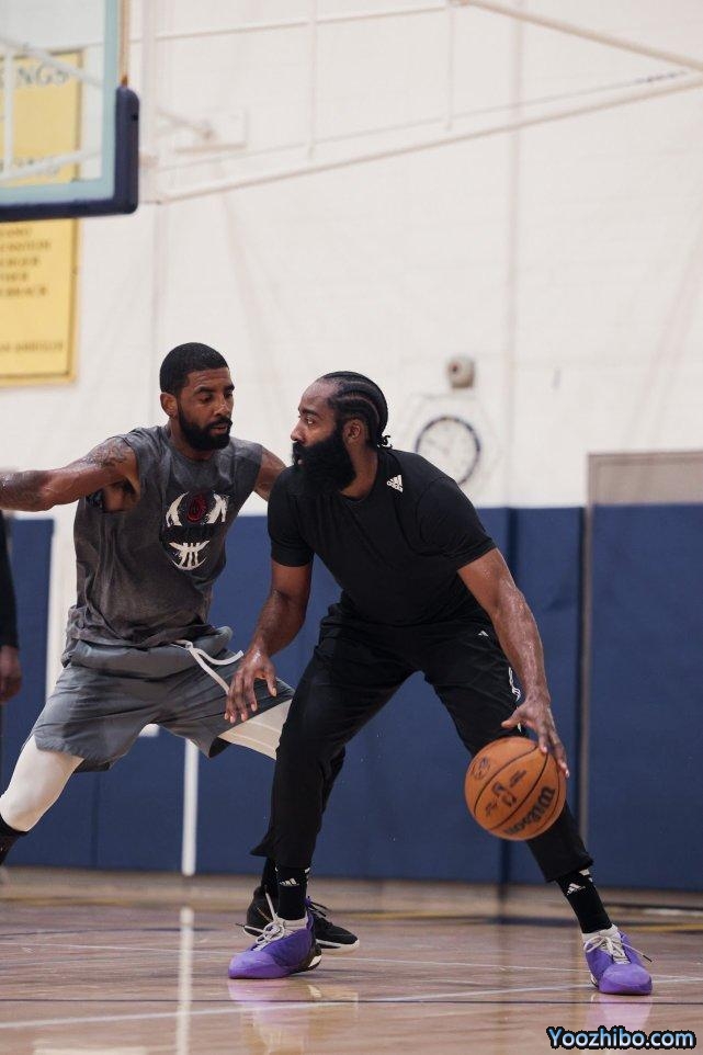 篮网昔日三巨头重聚！杜兰特欧文哈登一起打训练赛 沃尔吹杨也现身