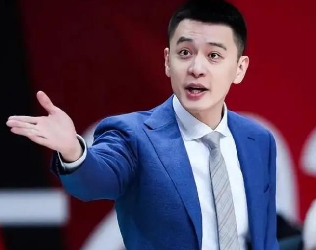 并非年薪少，杨鸣续约难题曝光，辽篮做法不应该，离队下家2选1