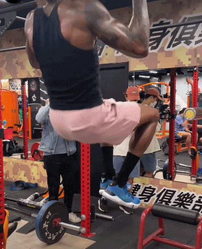 霍华德参与全队合练！快攻劈扣+带头秀肌肉 吃鸡屁股表情太搞笑