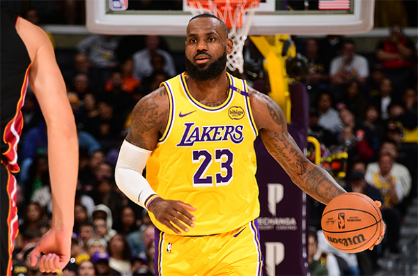 詹皇末节连砍7分率队复仇，倒地拼抢造犯规，赛后与球迷暖心互动