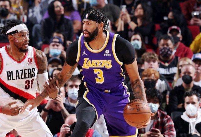 浓眉病情细节曝光！开球前吐了4次 坚持作战7分钟后退赛