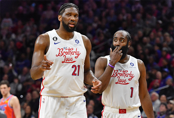 哈登归队后首次亮相替补席：与塔克闲聊咧嘴大笑 有望周五迎赛季首秀