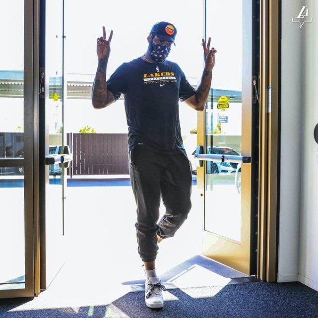 庄神正式亮相湖人训练馆！自称已减重10磅：不抢风头为胜利而来