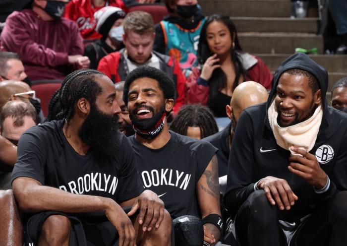 暗示交易？哈登随队出征却未现身替补席，篮网记者：请过度解读