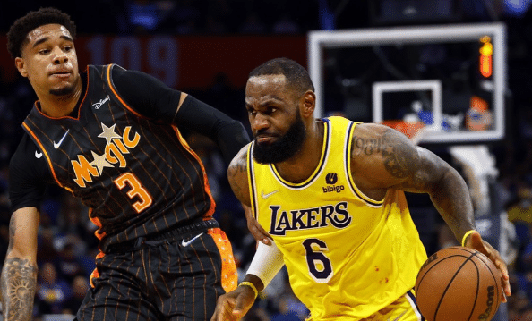 詹皇29+7创多项纪录，两个历史第一！遭打脸痛苦倒地推人动作引争议