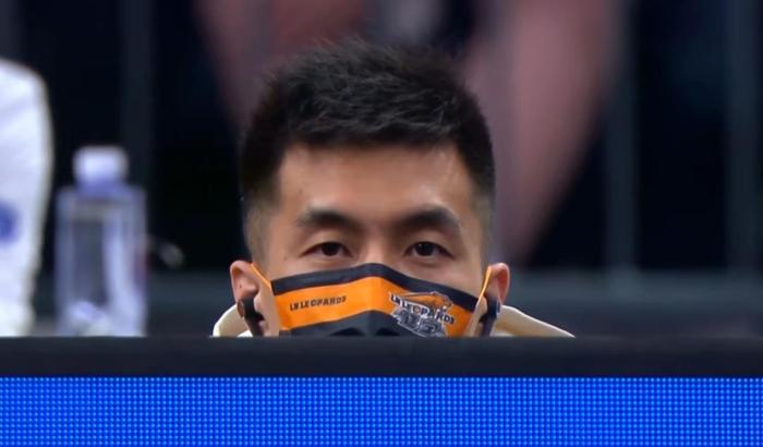 浙江主帅为何冲进场怒骂莫兰德？动作太脏，吴前出头，球迷嘘裁判