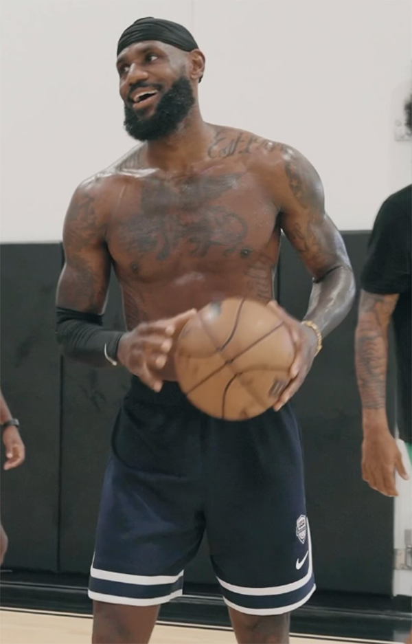 詹姆斯挥汗备战奥运扣篮盛宴 湖人新帅雷迪克亮相