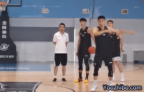 身体素质炸裂！曾凡博回归后首次公开训练，连续暴扣，主帅谈变化