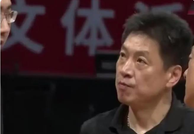 遭遇重罚，李春江两字表态让人破防，未来下家3选1，姚明留后路