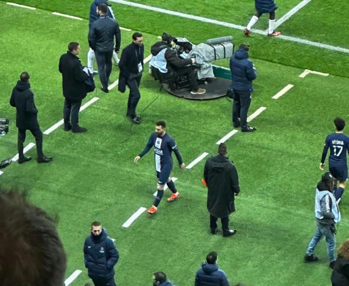 梅西遭连场狂嘘后又不谢场！名记：他1颗鞋钉都比巴黎头衔多