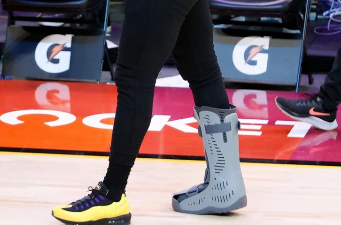 小伤大养！职业医生分析詹姆斯走路的细节，有望很快回归赛场