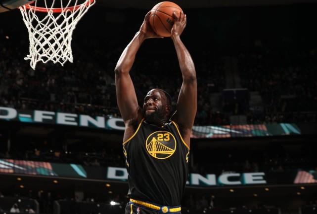 勇士黄蜂裁判报告：最后2分钟仅1次漏判！追梦扣篮前走步仍惜败