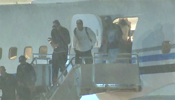 西部冠军全员淋雨下机后 东契奇与欧文的机舱特别瞬间