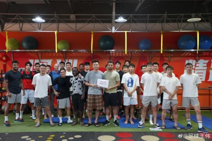 有爱! 深足全队筹5万元, 帮外援家乡人民改善生活