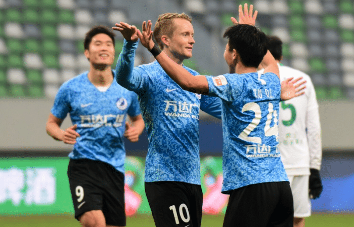 官宣确认！4冠之星再签约豪门，中超保级队亏了，至少损失1304万