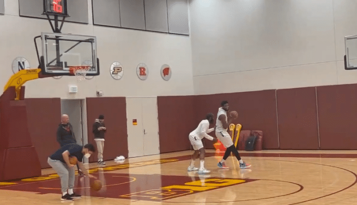 76人双巨单挑曝光！恩比德撞开哈登两人咧嘴大笑，老里透露一大计划