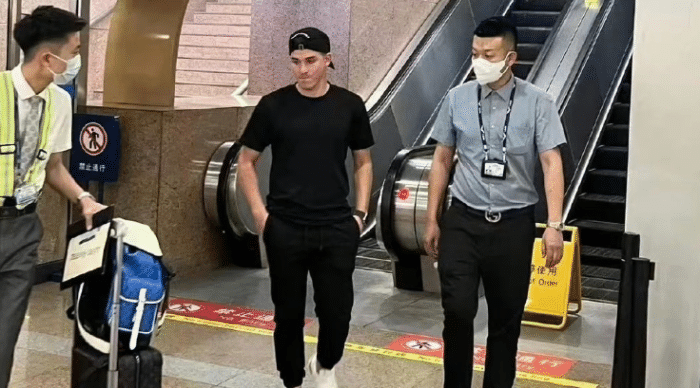 三冠王来啦！阿尔瓦雷斯抵达北京，与梅西联手，阿根廷全员到齐