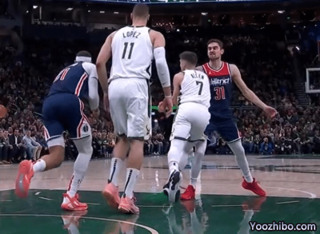 一级恶犯！奇才悍将挥臂放倒雄鹿阿伦 大洛拦住队友防止冲突升级