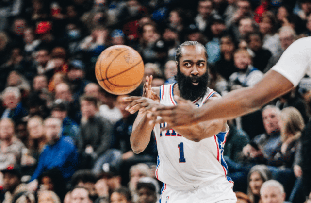 76人半场26罚引热议！名嘴：不犯规很难阻挡哈登恩比德