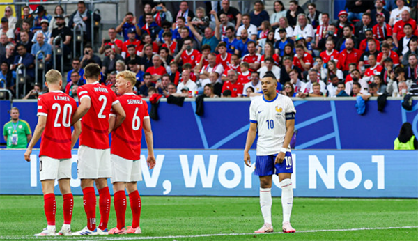 法国队欧洲杯开门红，姆巴佩造乌龙，坎特表现出色