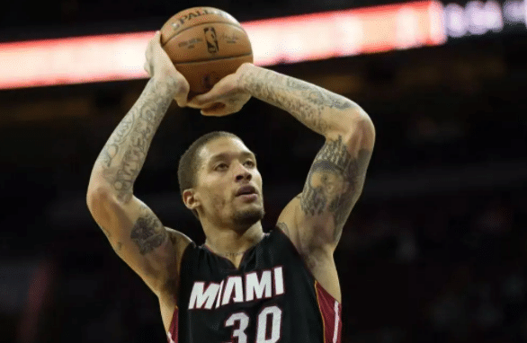 4千万花光了？33岁还想骗合同，消失3年后诉苦求助，不愿退役