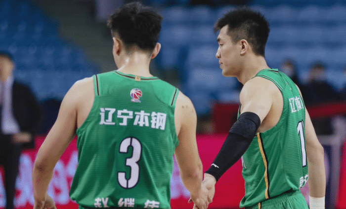 争议！CBA裁判再度抢镜，杨鸣不满判罚，被警告后贡献表情包