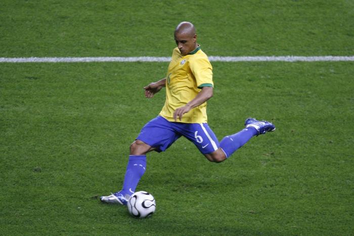 巴西传奇卡洛斯眼中的梅西：超越自我时代的未来王者