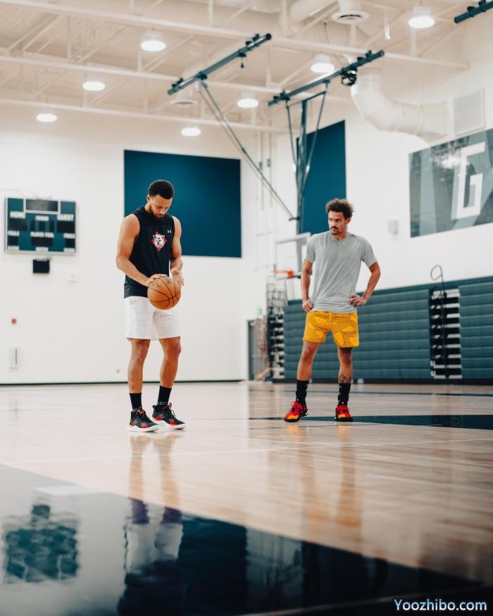 特雷杨晒与库里欧文合照 打野球手臂被抓伤：两道血印子太明显