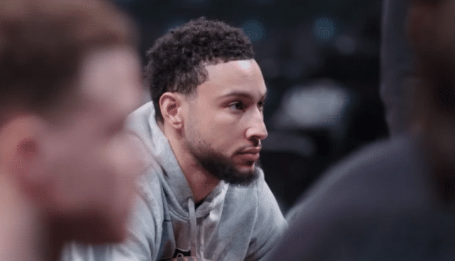 篮网亏大了？西蒙斯背伤比预期更严重！奥胖暗讽他不敢客场打费城