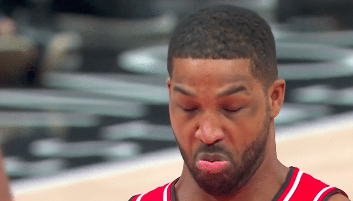 TT太搞笑！罚球三不沾后表情抢镜，祭出绝招：直接打板命中