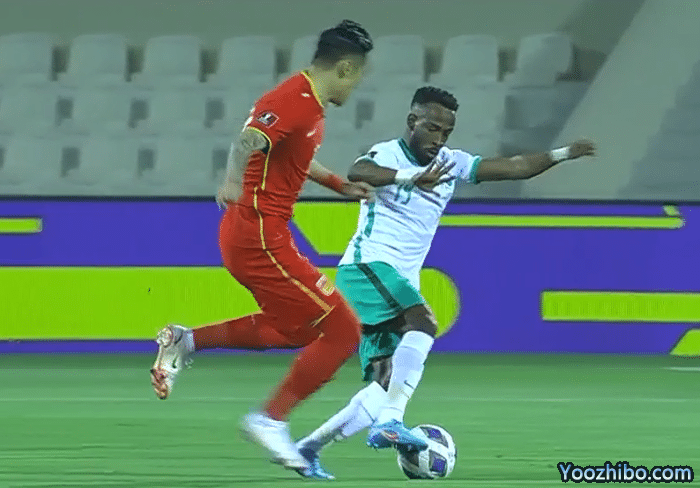 尴尬！中国队半场0射门，张琳芃多次倒地铲球，朱辰杰蒿俊闵领黄