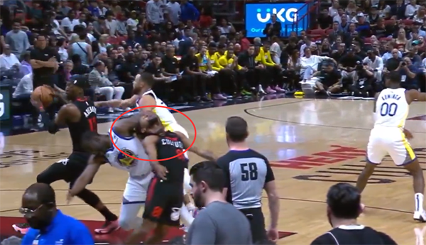 史上最难容忍！米尔斯凶狠锁喉犯规引发众怒