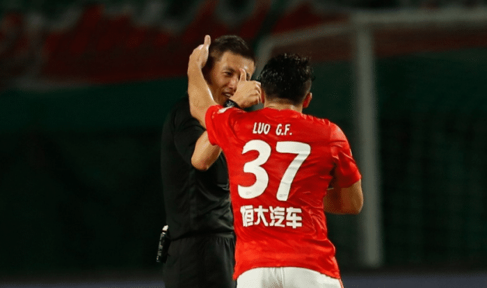 广州德比3-3太刺激！沈寅豪最后时刻强行加戏，得罪两队球迷