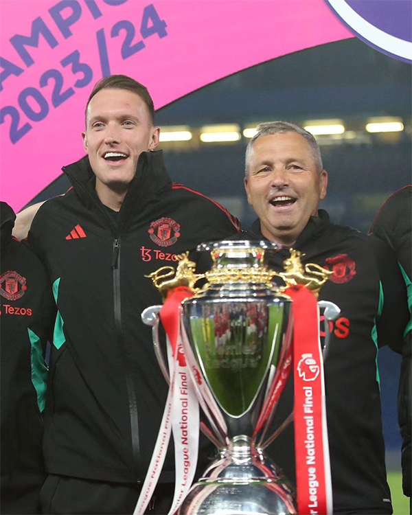 前曼联球员菲尔-琼斯退役 回顾其生涯并关注同期旧将现状