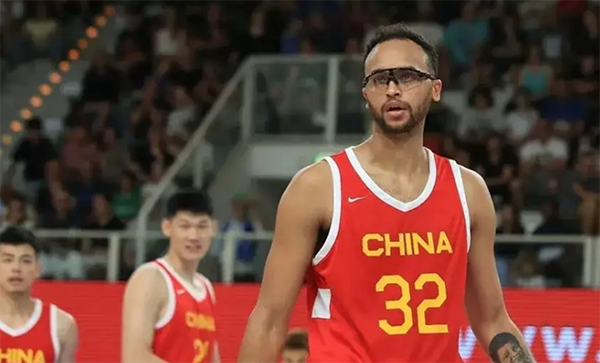 两届FMVP被弃！赵继伟连续低迷太失望，点评李凯尔言论被群嘲