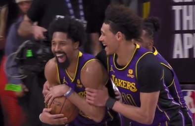 破案了！湖人赢球略带侥幸，漏吹丁威迪脚踢球，双超巨吃哑巴亏