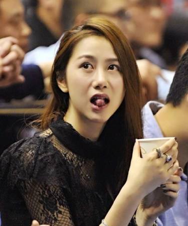 不理离婚传闻，孙悦娇妻陈露游泳秀身材，两人真的散了吗？