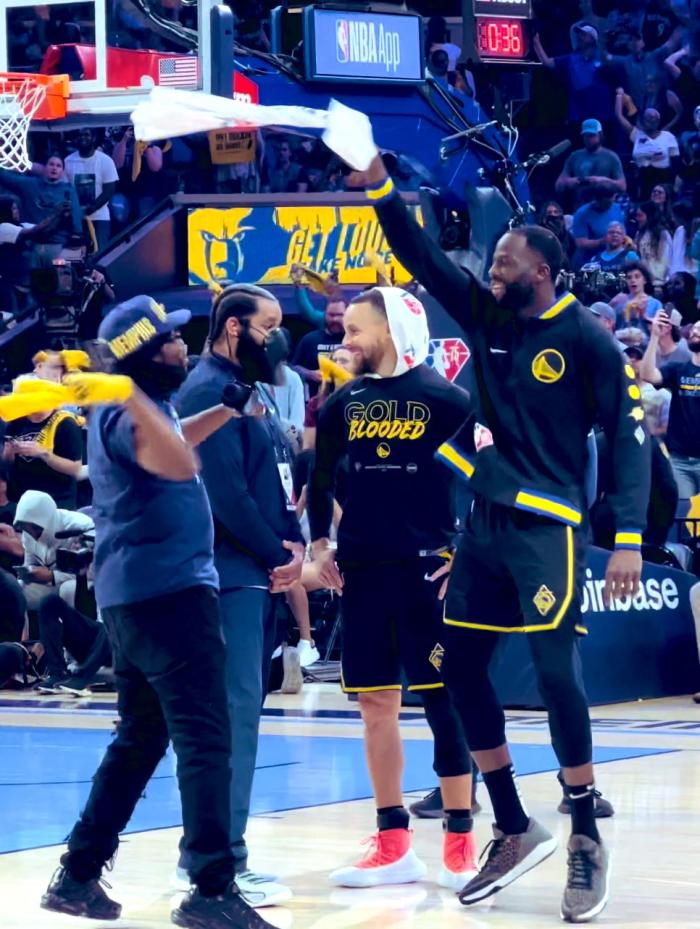 格林回应挥毛巾并哼唱痛揍他们！库里也发声：被打烂也得找点乐子