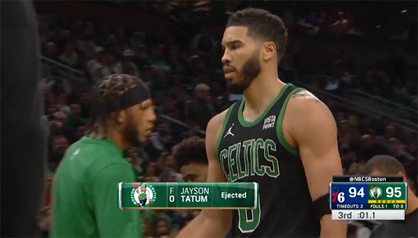 塔图姆2T惨遭驱逐：恶犯后抱怨裁判被赶出球馆 一脸沮丧黯然离场